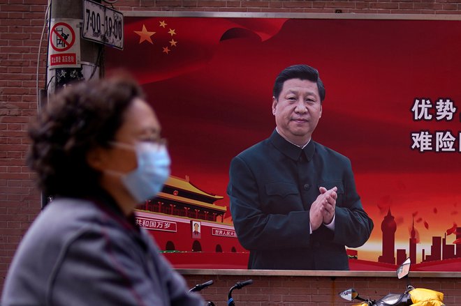 Po prvih novicah o postopnem umirjanju epidemije so se Kitajci množično podali na prosto. Foto: Reuters