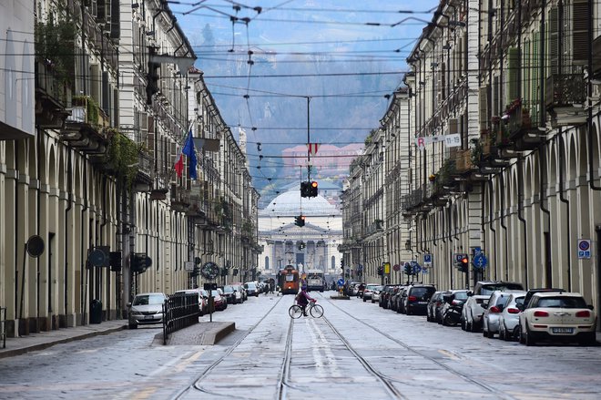 Središče Torina v času splošne karantene. FOTO: Massimo Pinca/Reuters