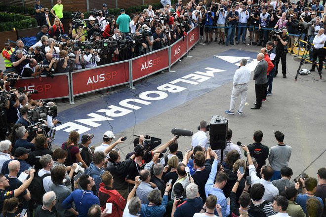 Chase Carey je odločitev o odpovedi VN Avstralije sporočil le nekaj ur pred uradnim treningom. FOTO: AFP