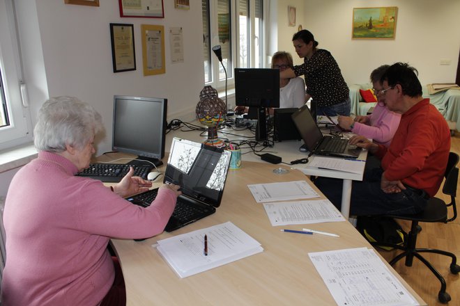 Stanovalci radi sodelujejo v pogovornih skupinah, kvizu, v dejavnostih za ročna dela in na več drugih področjih. Fotodokumentacija Dela