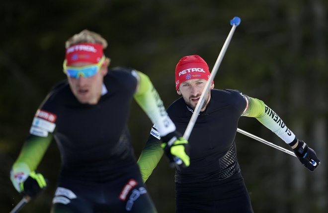 Klemen Bauer (levo) in Jakov Fak med treningom na Pokljuki odštevata dneve do začetka nove sezone.<br />
FOTO Matej Družnik/Delo