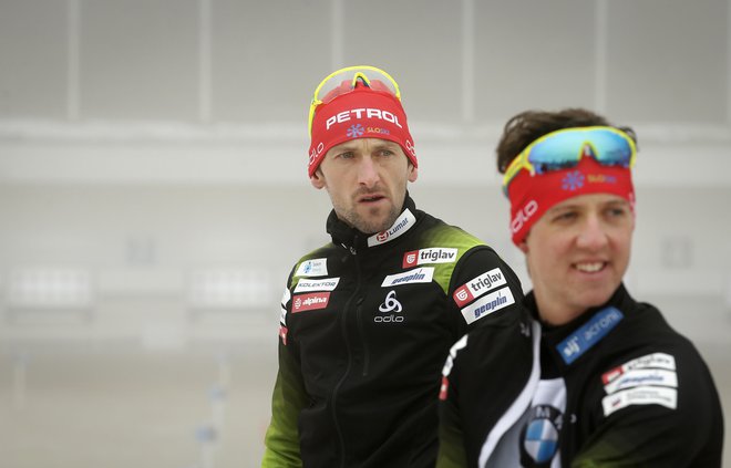 Jakov Fak (levo), Miha Dovžan in drugi biatlonci bodo na 20 km štartali jutri ob 10.15. FOTO: Matej Družnik/Delo