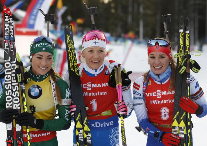 Na zmagovalnem odru sta družbo Kaisi Mäkäräinenovi (v sredini) delali Dorothea Wierer (levo) in Paulina Fialkova. FOTO: AP