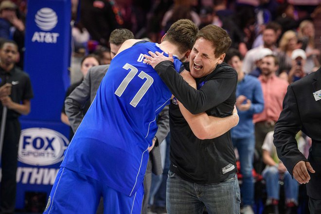 Luka Dončić in lastnik ekipe Dallas Mavericks Mark Cuban. FOTO: Usa Today Sports