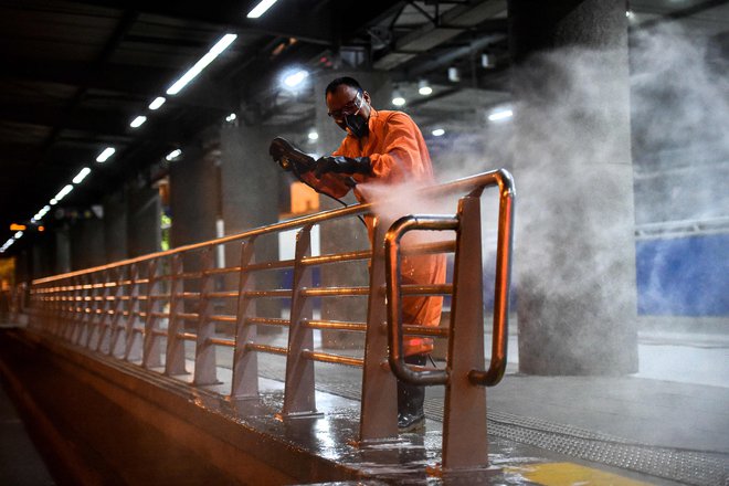 V ZDA po razglasitvi izrednih razmer razkužujejo postaje javnega prometa. FOTO: Luis Robayo/AFP