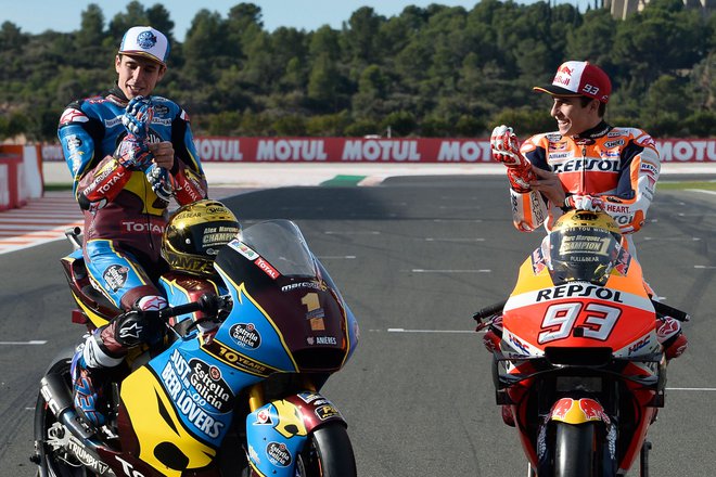 Marc Marquez bo v novi sezoni združil moči z mlajšim bratom Alexom (levo), lanskim svetovnim prvakov v razredu moto2. FOTO: AFP