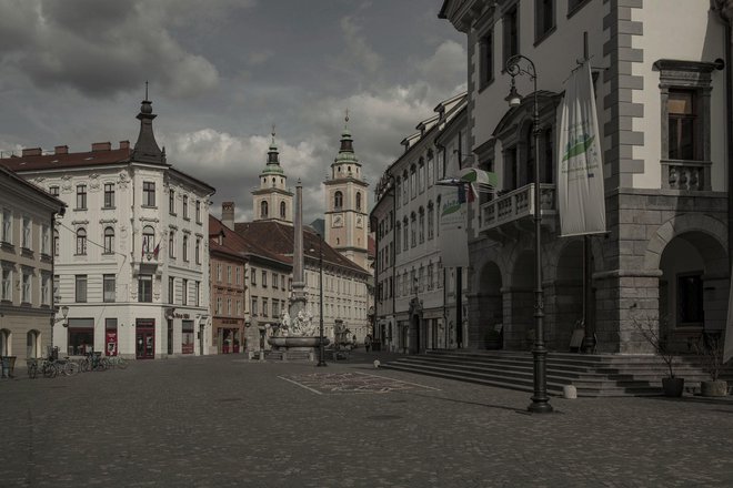 Prazne sobotne ulice Ljubljane, čeprav tekom dneva marsikdo ni upošteval zdravniških navodil, naj ljudje ostanejo doma. FOTO: Voranc Vogel