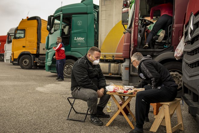 Srbski tovornjakarji, ki so jim prepovedali potovanje skozi Slovenijo, čakajo na mejnem prehodu Vrtojba. FOTO: Voranc Vogel