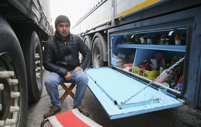 Iranski voznik tovornjaka je že osmi dan ujet v Sloveniji, in to kljub potrdilu, da je bil negativen na testu za koronavirus. Foto Jože Suhadolnik
