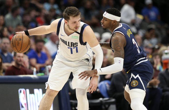 Luka Dončić si v premoru lige NBA čas krajša z videoigricami. FOTO: Reuters