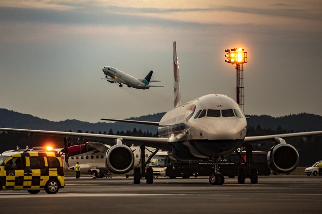 S torkom bodo ustavil tudi letalski promet. Omejitev bodo uveljavili dan pozneje kot za siceršnji javni promet. FOTO: Voranc Vogel