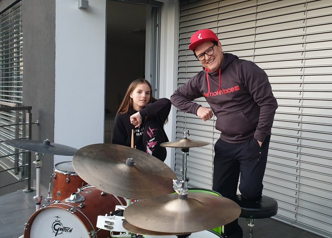 Dejan Tamše, eden od članov Slovenskega tolkalnega projekta (SToP), s hčerko Zaro v Polzeli. FOTO: Bina Plaznik