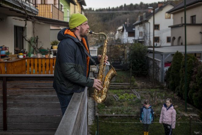 Ob 18. uri je zaigral tudi Gašper Gradišek, tolkalist v ljubljanski Operi. Foto Voranc Vogel