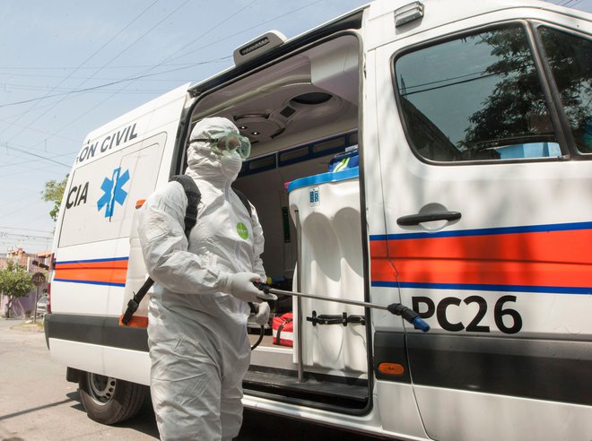 Okužba se je hitro razširila po vsej Kitajski in kmalu dobila pandemične razsežnosti. FOTO: AFP