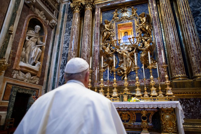 Frančišek moli v starodavni rimski baziliki Santa Maria Maggiore. FOTO: Vatican Media/Reuters