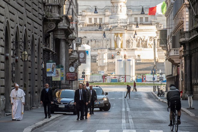 Papež Frančišek se je k molitvi podal skozi opustelo središče Rima. FOTO: Vatican Media/Reuters