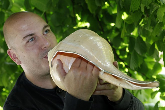 Boštjan Gombač rad igra na nenavadne inštrumente. FOTO: Mavric Pivk