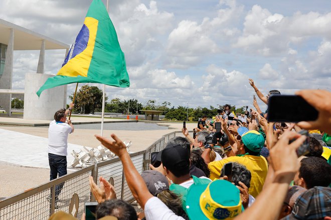 Populistični predsednik Bolsonaro meni, da je novi koronavirus »medicinska fantazija«. FOTO: Sergio Lima/AFP