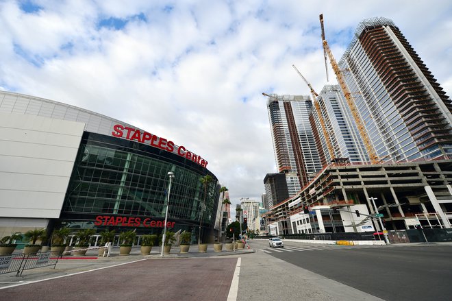 Staples Center v Los Angelesu, kjer igrajo košarkarji LA Lakers in hokejisti LA Kings, bo do nadaljnjega sameval. FOTO: USA Today Sports