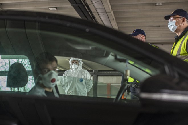 Policijska in zdravstvena kontrola na mejnem prehodu Vrtojba FOTO: Voranc Vogel/Delo