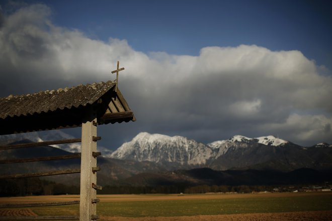 Za preprečitev širjenja koronavirusa bomo največ naredili, če&nbsp;ostanemo doma v družinskem krogu ... gore nas bodo počakale, opozarjajo pri PZS. FOTO: Jure Eržen/Delo