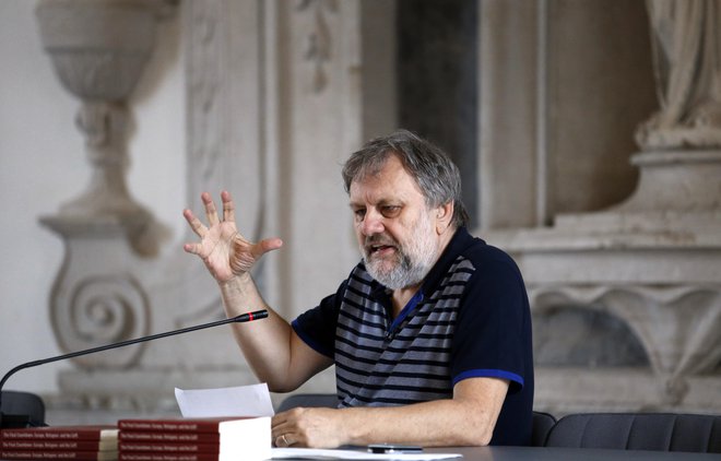 Slavoj Žižek: &raquo;Epidemija koronavirusa ne kaže le omejitev globalizacije trga, ampak še bolj usodno omejenost nacionalističnega populizma, ki vztraja na polni državni suverenosti.&nbsp;FOTO: Matej Družnik/Delo