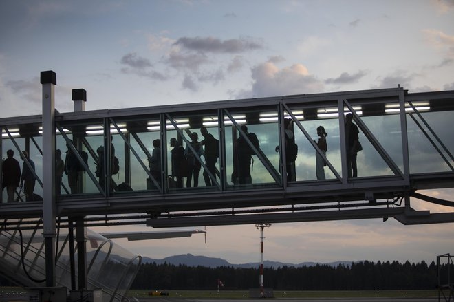 Z Letališča Jožeta Pučnika Ljubljana so - ali še bodo - odpotovali zadnji potniki na rednih linijah. FOTO: Voranc Vogel/Delo