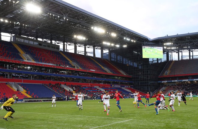 Na nedeljski tekmi CSKA in Ufe v Moskvi je bilo število gledalcev močno omejeno. FOTO: AFP