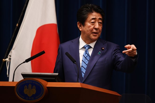 Japonski premier Shinzo Abe je še v soboto zatrdil, da priprave na veledogodek potekajo nemoteno. FOTO: AFP