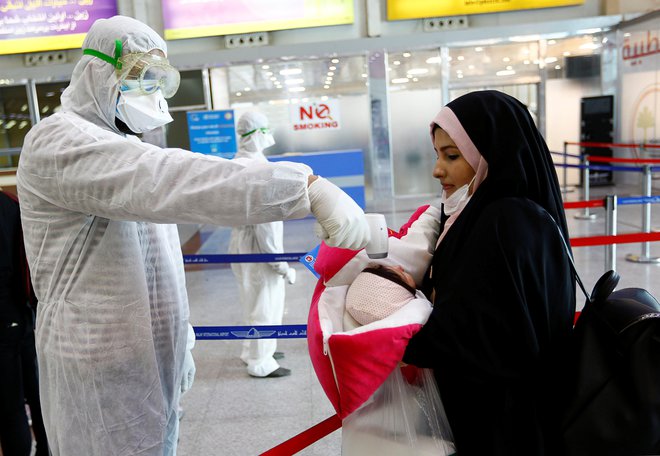 Iran sodi med države, ki jih je pandemija najbolj prizadela. Število smrtnih žrtev je uradno doseglo 853, potrjenih okužb je 14.991.&nbsp;FOTO: Alaa Al Mardžani/Reuters