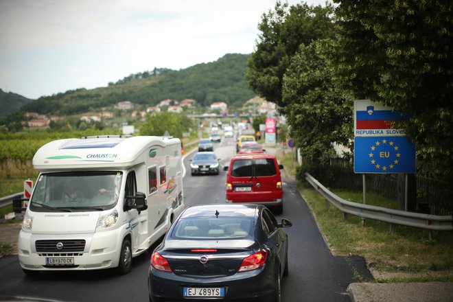 Mednarodni prehodi s Hrvaško bodo še odprti, a s povečanim nadzorom, maloobmejni pa zaprti. FOTO: Jure Eržen/delo