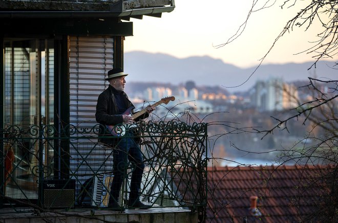 Tako je balkon postal celo oder oziroma avditorij. Poleg tega so balkoni dokaz, da digitalni zasloni ne morejo nadomestiti pravih človeških stikov. FOTO: Matej Družnik/Delo