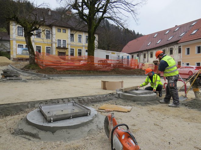 Zdaj že urejajo Mestni trg v Višnji Gori. Prihodnji mesec pride na vrsto tudi temeljita obnova stare šole. FOTO: Bojan Rajšek/Delo