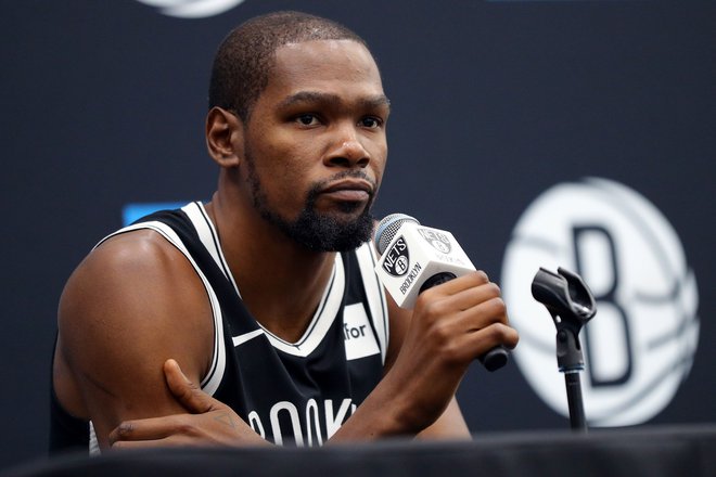 Kevin Durant za Brooklyn zaradi poškodbe še ni zaigral. FOTO: AFP