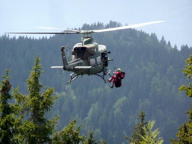 V nekaj dneh je moral že drugič pri reševanju v gorah posredovati helikopter. Fotografija je simbolična. FOTO: Boštjan Fon