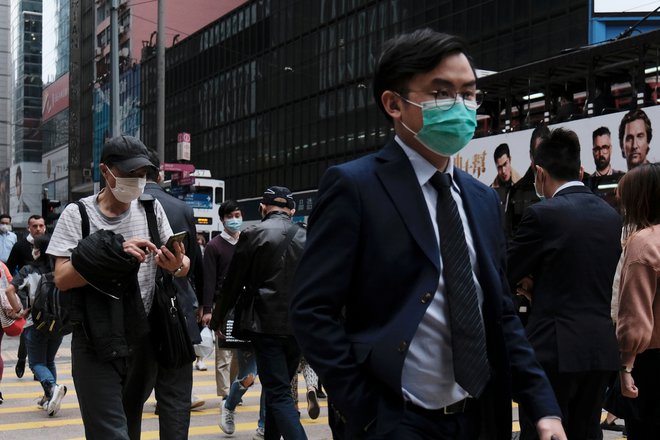 Potem ko je Hongkong prvi udar epidemije preživel s 168 okuženimi s koronavirusom, so včeraj tam odkrili še 14 primerov okužbe. Foto: Reuters