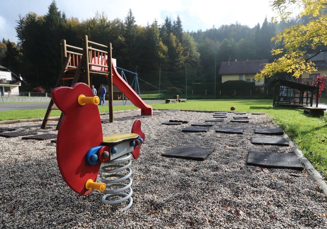 MOL zapira vsa igrišča ob šolah, kjer je to fizično mogoče. FOTO: Dejan Javornik