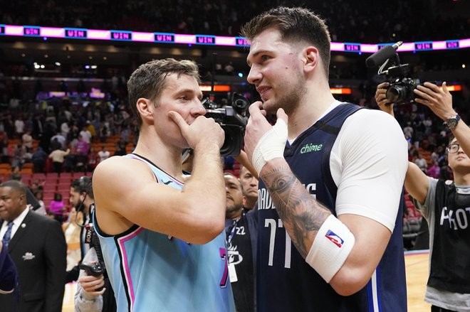 Goran Dragić (levo) in Luka Dončić sta pred prekinitvijo prvenstva odigrala slovenski derbi v Miamiju. FOTO: Reuters