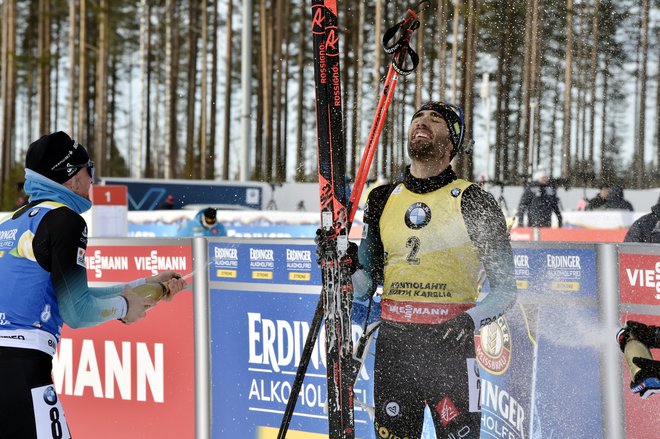 Martin Fourcade se je za zadnjo zmago in konec kariere okopal v šampanjcu. FOTO: Reuters