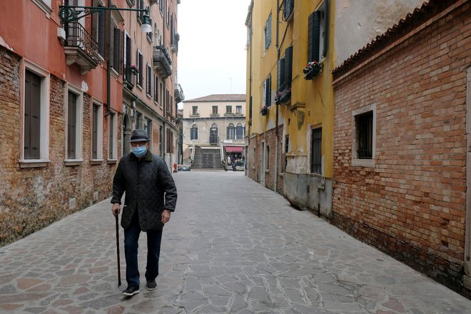 V Italiji so zabeležili rekordno število smrtnih žrtev v enem dnevu. FOTO: Manuel Silvestri/Reuters