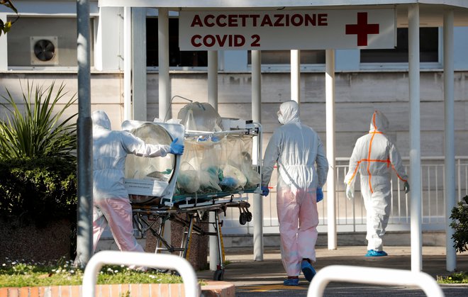 Če v severni Italiji število novih okužb raste, a počasneje kot v zgodnejših fazah epidemije, bodo prihodnji dnevi odločilni za osrednji in južni del države. FOTO: Remo Casilli/Reuters
