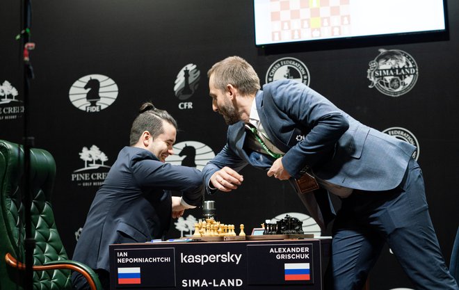 Ruska šahista Aleksandr Griščuk in Jan Nepomnjaščij sta se takole pozdravila pred včerajšnjo partijo na turnirju v Jekaterinburgu. FOTO: Reuters