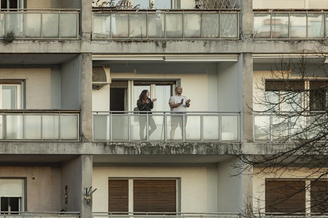 Včeraj popoldne so ljudje na bakonih ploskali vsem, ki pomagajo. Foto Voranc Vogel