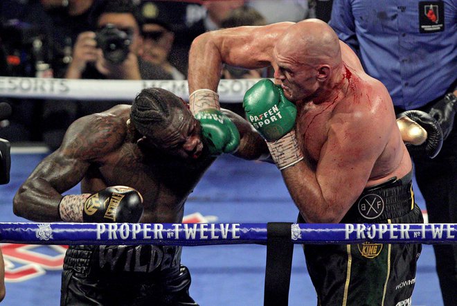 Tyson Fury (desno) se je pred mesecem dni ovenčal s šampionskim pasom v kraljevski kategoriji po različici WBC, potem ko je s tehničnim nokavtom v sedmi rundi ustavil Deontayja Wilderja. FOTO: AFP