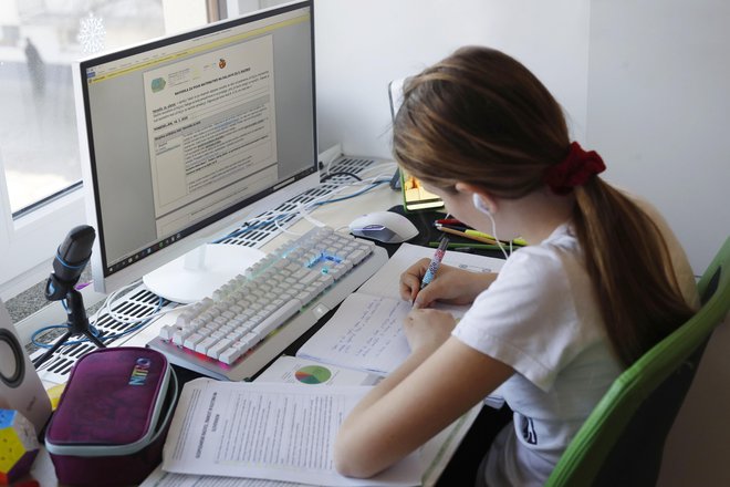 V številnih družinah imajo z učenjem na daljavo težave, ker pri hiši ni dovolj računalnikov, ponekod so problem tudi tiskalniki. FOTO: Leon Vidic/Delo