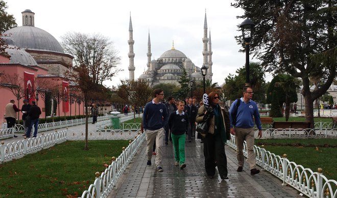 Turisti v Istanbulu. Fotografija je simbolična. FOTO: Tadej Regent/Delo