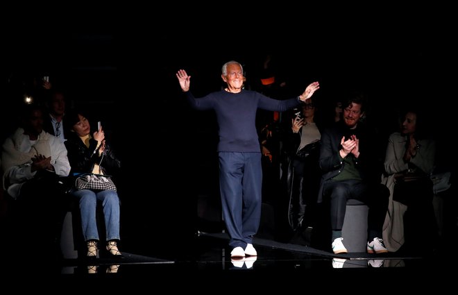 Modni oblikovalec Giorgio Armani je na milanskem tednu mode svojo kolekcijo Emporio Armani 21. februarja še predstavil pred občinstvom, žensko kolekcijo Giorgio Armani dva dni zatem pa brez občinstva po spletu. Foto Reuters