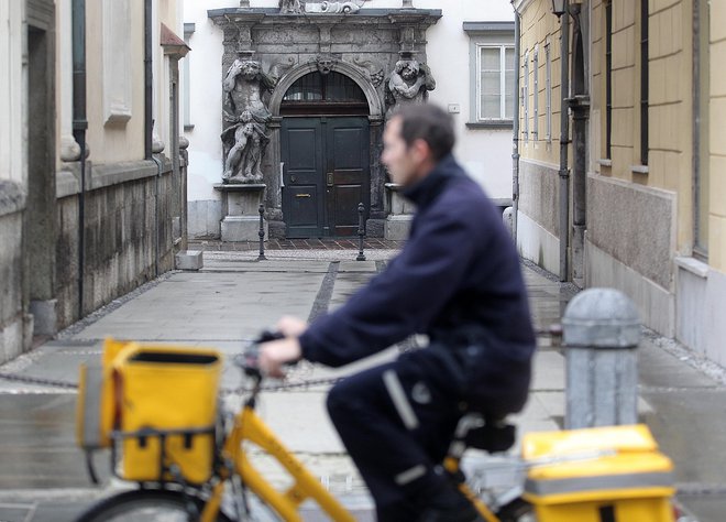 V Pošti Slovenije pozivajo k spoštovanju navodil in protokolov za ohranjanje zdravja zaposlenih na okencih, dostavljavcev ter vseh drugih. FOTO:&nbsp;Mavric Pivk/Delo