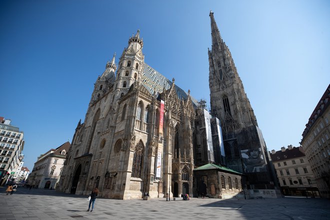 Opustelo je tudi pred dunajsko Katedralo svetega Štefana, ki ga običajno oblegajo množice turistov. FOTO: Reuters