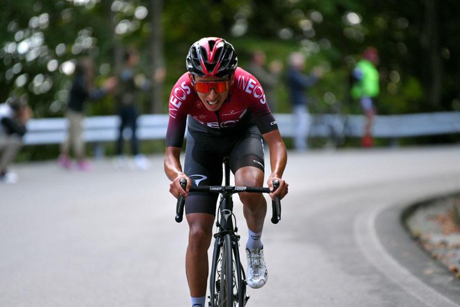 Kolesarji, kot je Egan Bernal, morajo še počakati na Giro in druge dirke. FOTO: AP